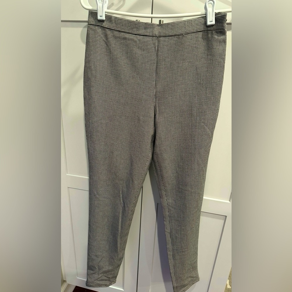 Banana Republic b&w houndstooth pattern pants. Skinny fit with side zipper.